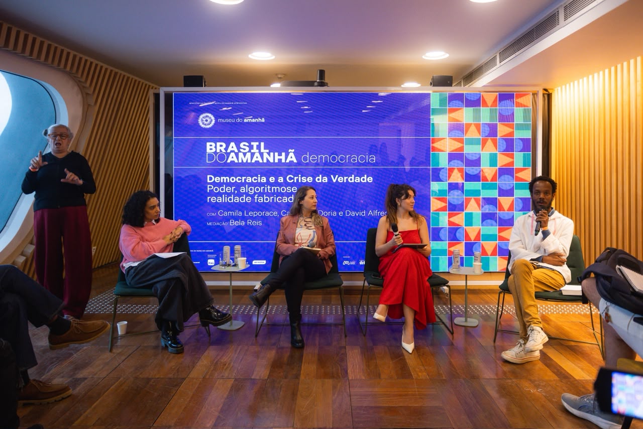 Catharina Doria on the panel Democracia e a Crise da Verdade at Museu do Amanhã