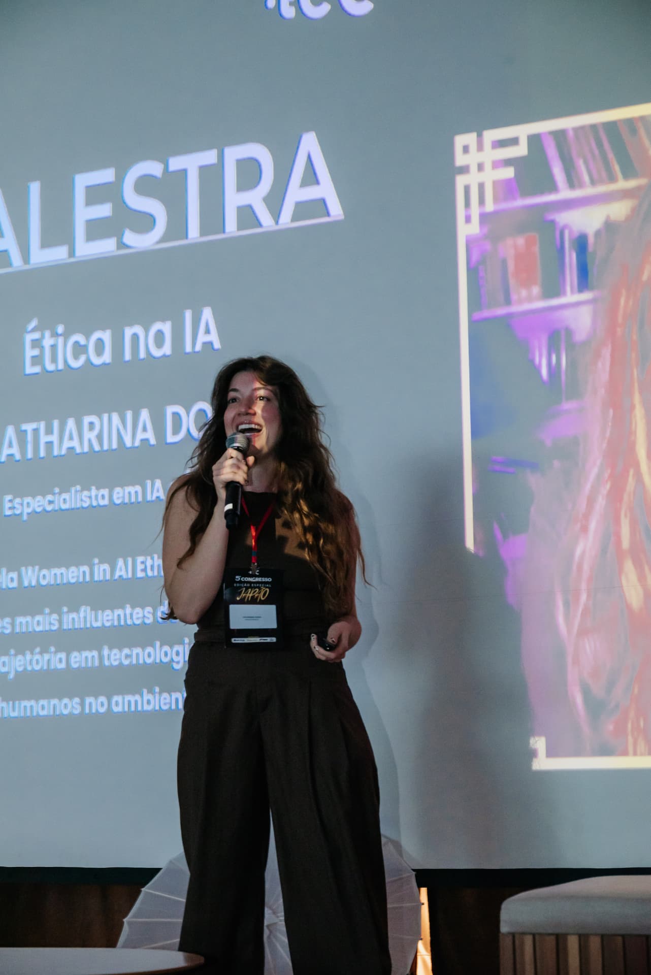 Catharina Doria on stage at TEC EDUCAÇÃO 2026 giving a talk for educators and schools