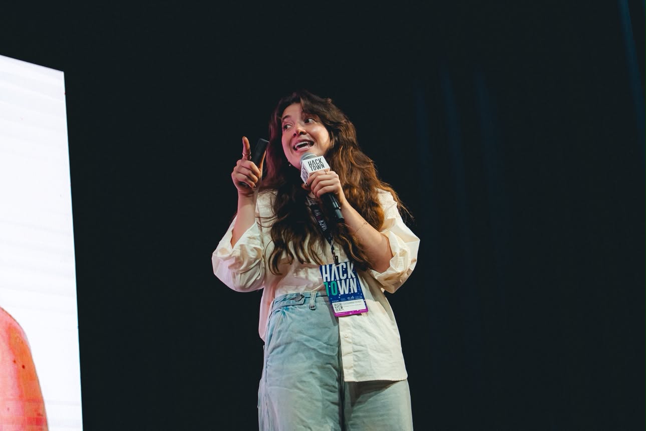 Catharina Doria delivering a keynote at HackTown 2026, invited by Senac Minas