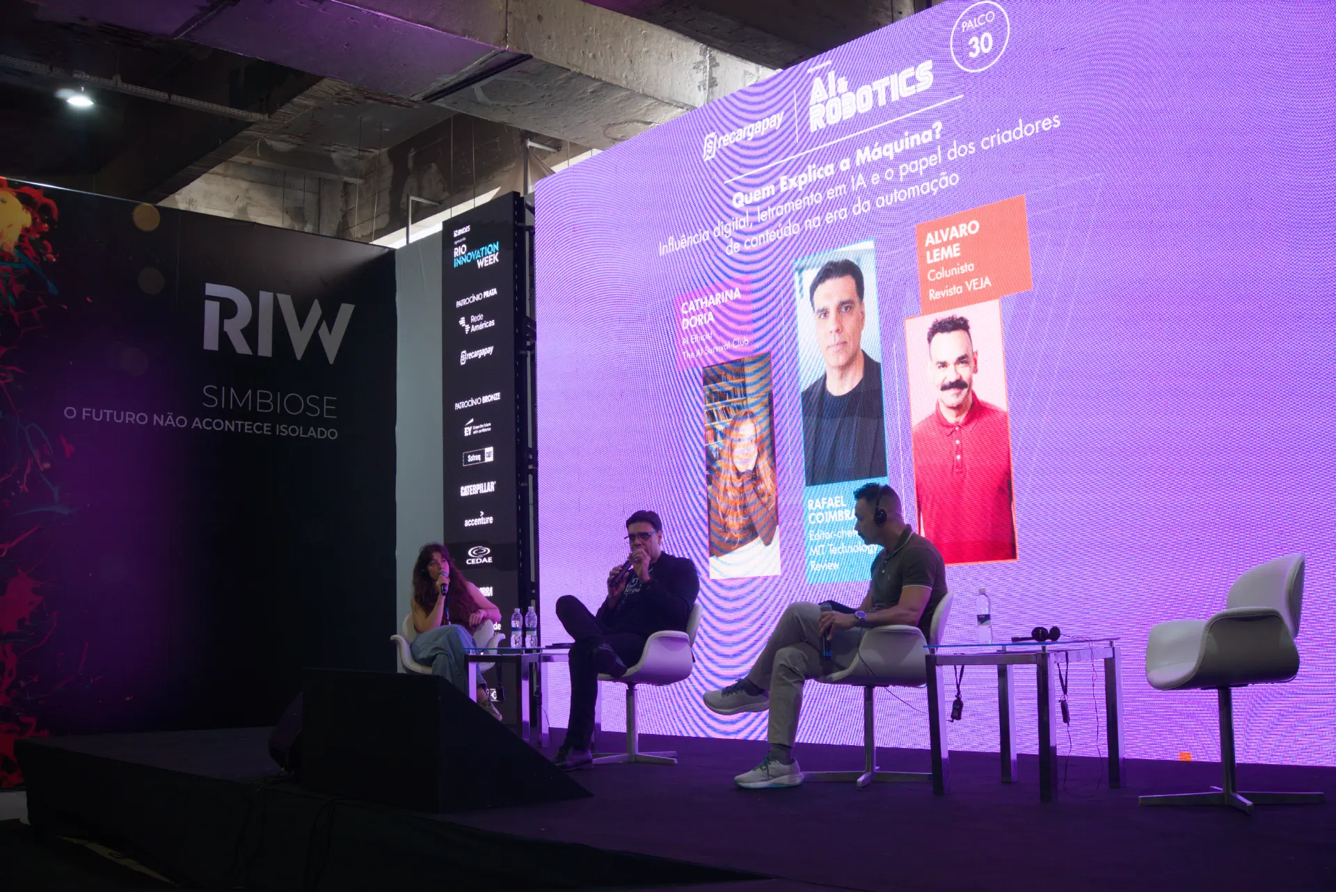 Catharina Doria on stage at Rio Innovation Week for the panel Quem Explica a Máquina?