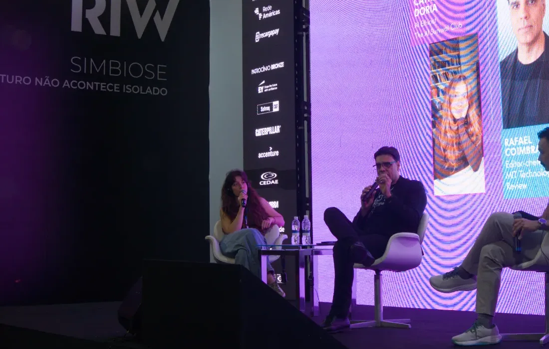 Catharina Doria on stage at Rio Innovation Week for the panel Quem Explica a Máquina?